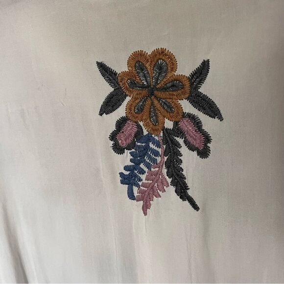 Solitaire White Tunic with Multicolor Embroidery and Tab Sleeves Size Medium - Picture 12 of 12